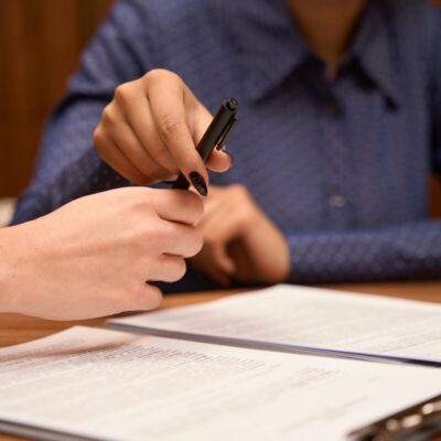 Dwie osoby omawiają dokumenty związane z zakładaniem spółek.