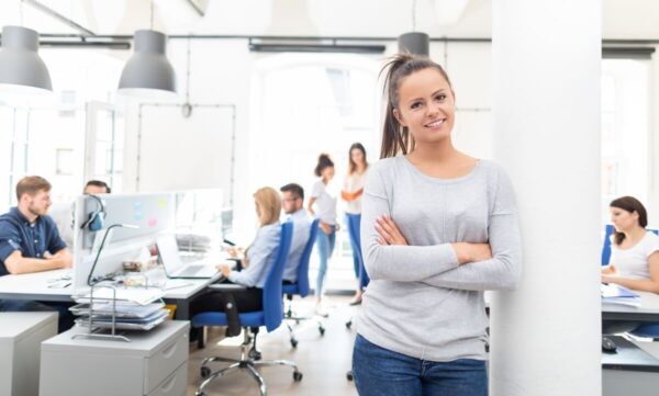 W biurze młody zespół współpracuje, oferując pomoc w zakładaniu firmy.