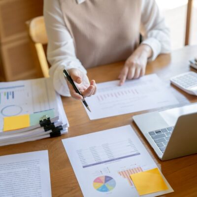 Osoba korzysta z narzędzi biurowych do świadczenia usług księgowych.