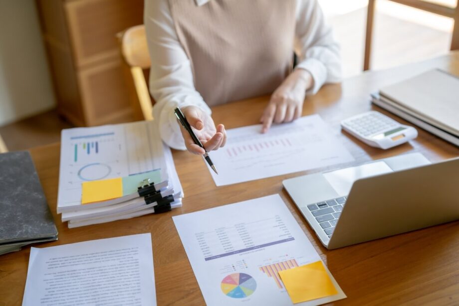 Osoba korzysta z narzędzi biurowych do świadczenia usług księgowych.