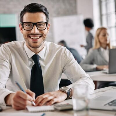 Młody mężczyzna pracuje w biurze rachunkowym.