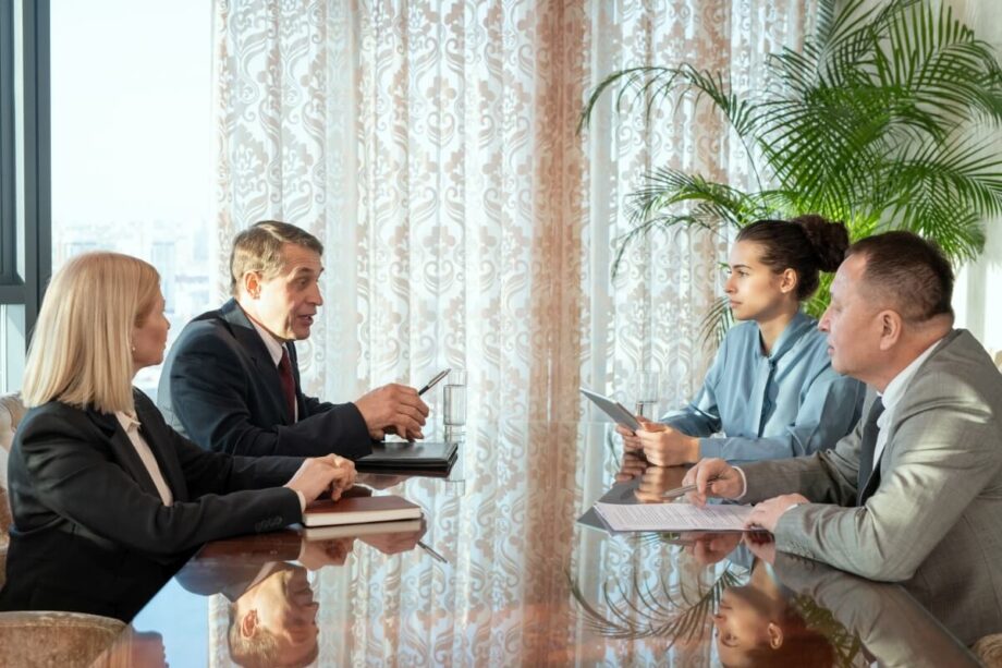 Spotkanie biznesowe dotyczące zakładania spółek.